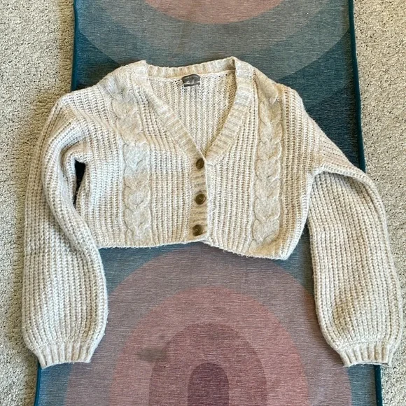 Urban Outfitters Cozy Alpaca Cable Knit Cropped Sweater - Picture 4 of 10